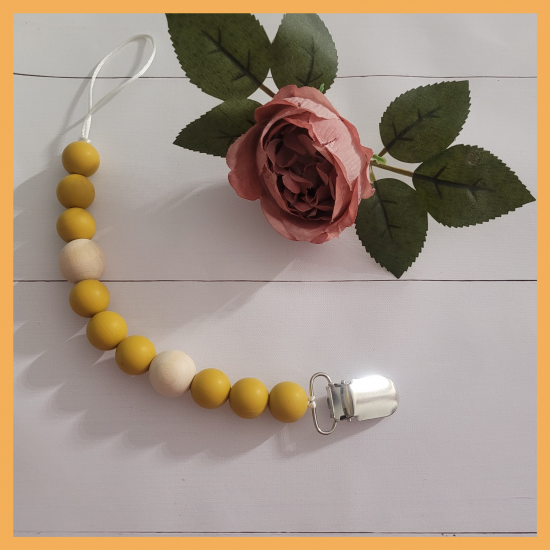 Zawieszka do smoczka silikonowo drewniana  mustard yellow